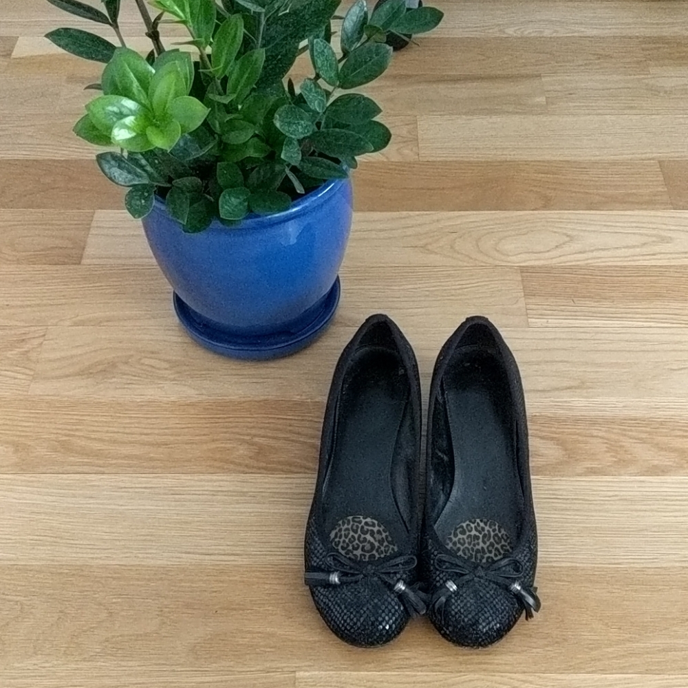 Black tassel shoes